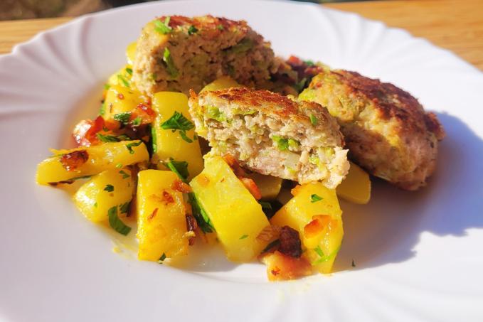 KAPUSTOVÉ KARBANÁTKY S MLETÝM MASEM A KEDLUBNOU NA SLANINĚ