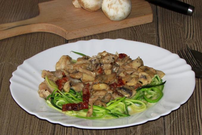 CUKETOVÉ NUDLE S KUŘECÍM MASEM