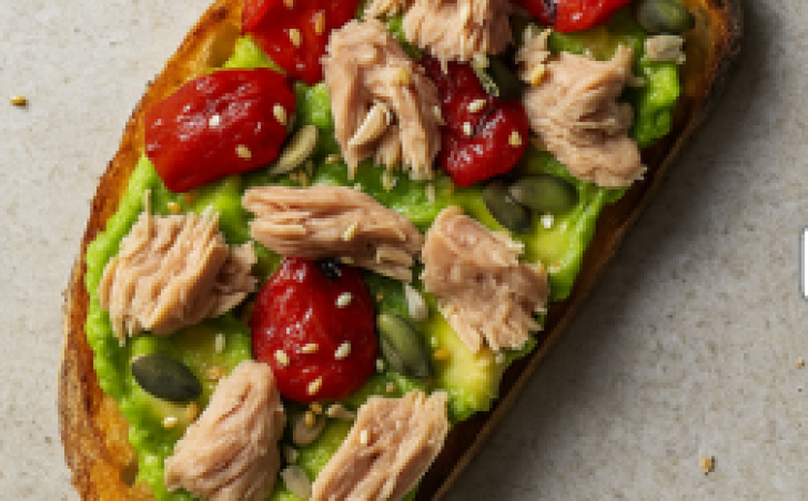 Kváskový chléb s avokádem a tuňákem