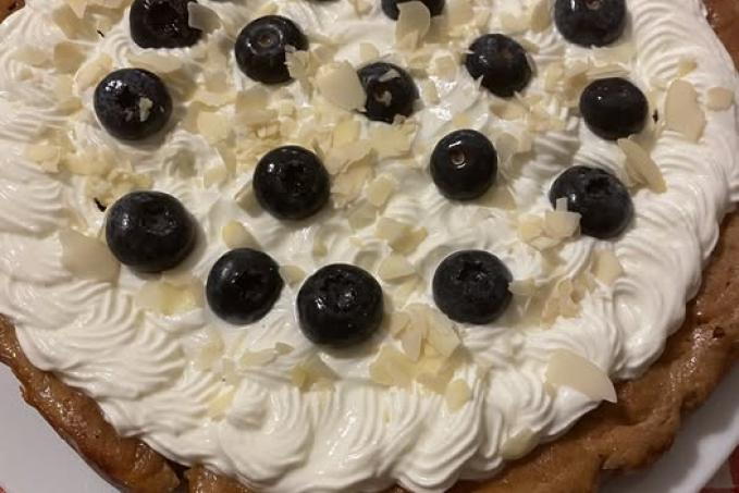 Jablečno-tvarohový koláč s borůvkami a mandlovými lupínky