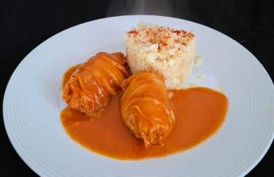 Zelné závitky s králičím masem , rajčatovou omáčkou a květákovou rýží