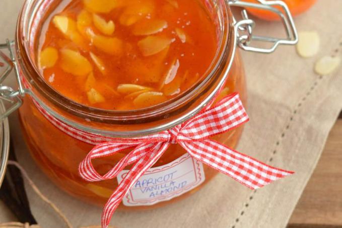 Meruňkový džem s vanilkou a mandlemi