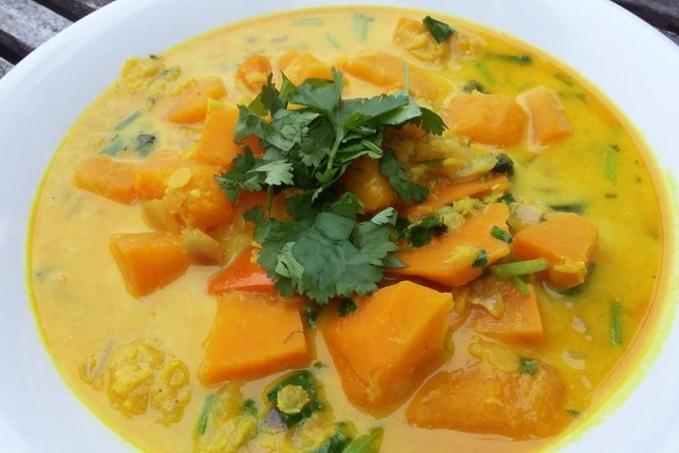 Polévka z hokkaida s červenou čočkou na kurkumě