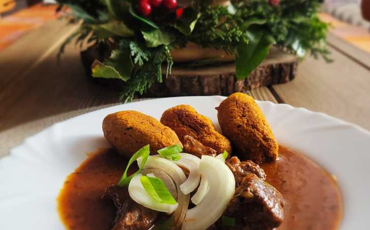 HOVĚZÍ GULÁŠ A DÝŇOVÉ KROKETY