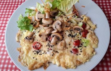 Vaječná omeleta se sýrem, čínským zelím a žampiony