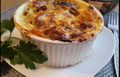 ZAPEČENÝ BATÁT S BROKOLICÍ A SÝREM