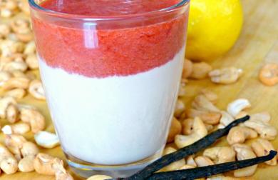 Kešu dezert s jahodovou pěnou