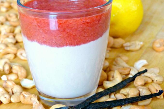 Kešu dezert s jahodovou pěnou