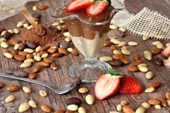 Jáhlovo-mandlová kaše s datlemi a kakaovým práškem