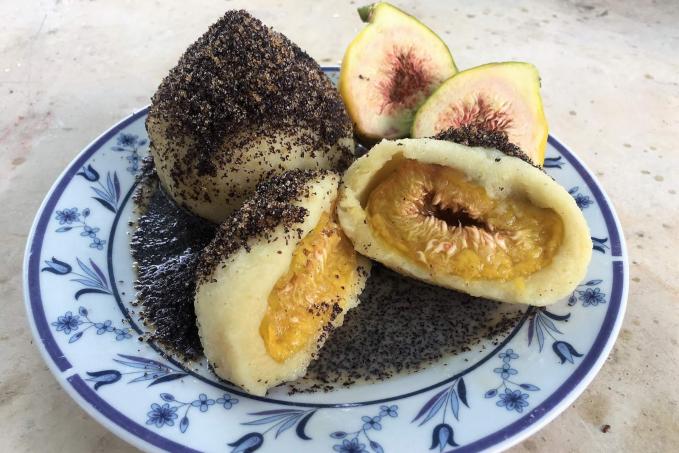 Fíkové knedlíky z bramborového těsta sypané makem