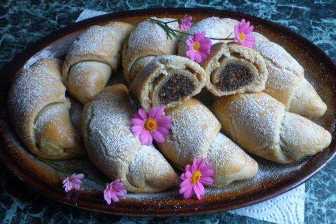 Rohlíčky s ořechy a švestkovými povidly