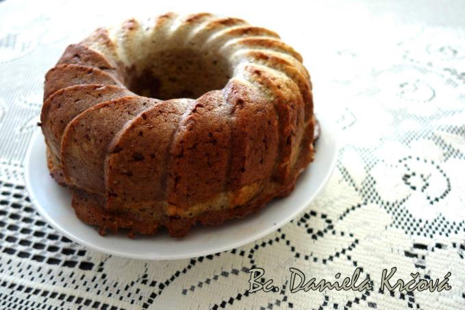 Dvoubarevná bábovka z jablek a ovesných vloček