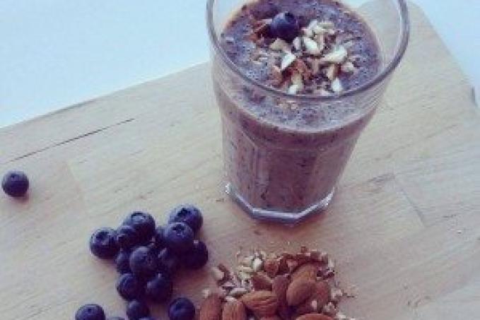 Borůvkové smoothie s mandlemi