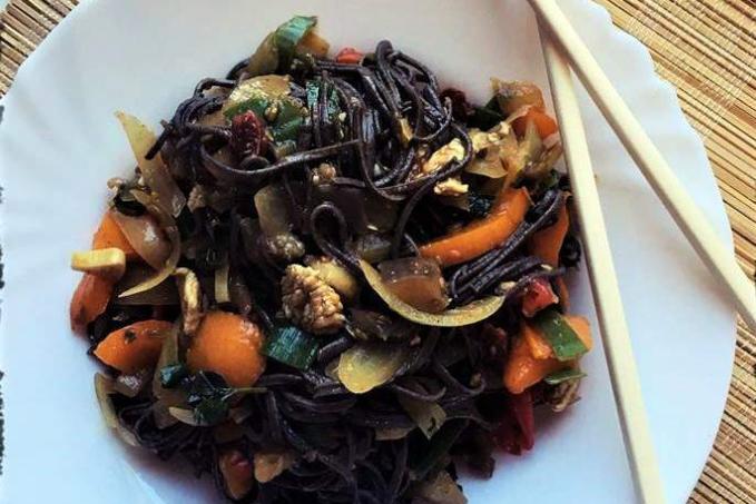 Kuře se zeleninou a fazolové nudle