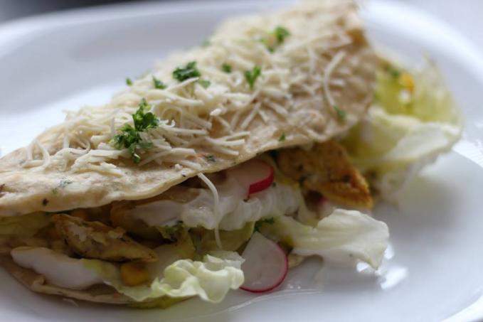 Domáca špaldovo-bylinková tortila s kuracími kúskami, syrovo-smotanovým dipom a šalátom