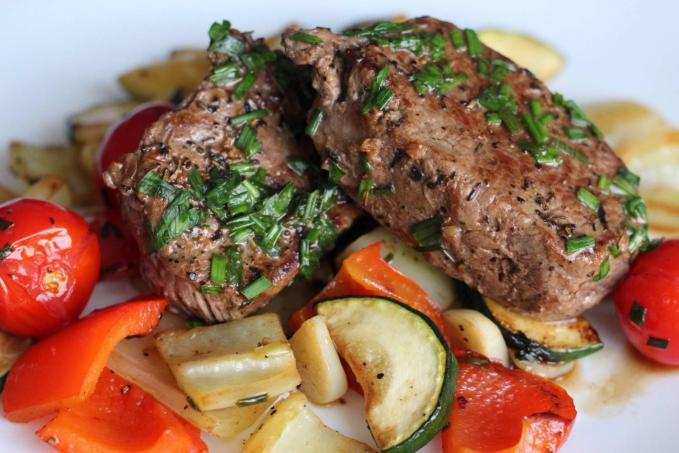 Srnčie medajlónky s pažítkovým maslom na grilovanej zelenine