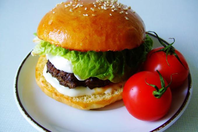 Burger s bylinkovým hovězím masem, tatarkou a blue cheese omáčkou