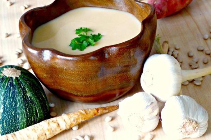 Krémová hladká fazolová polévka z bílých fazolek NAVY s cuketou, batátem, petrželí, česnekem a mandlovým mlékem