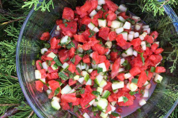 Melounovo Okurkový Letní Salát s Mátou a Limetkou