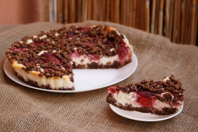 Ovesný strouhaný koláč s tvarohem a jahodami