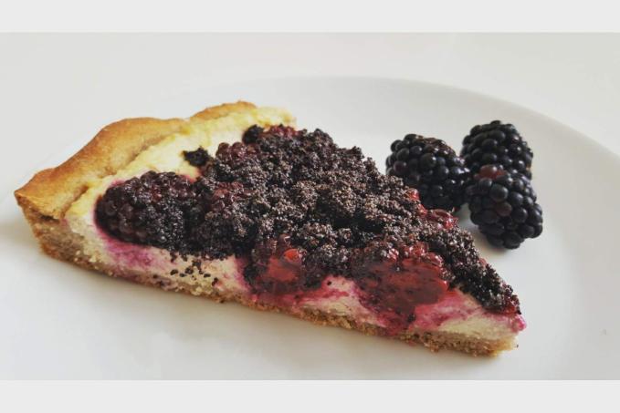 Ostružinový kynutý koláč s tofu tvarohem a makovou posypkou