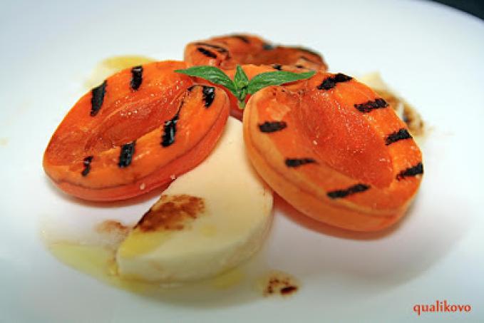 Grilované meruňky s mozarellou