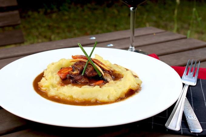 Pečený seitan s „burgundskou“ omáčkou