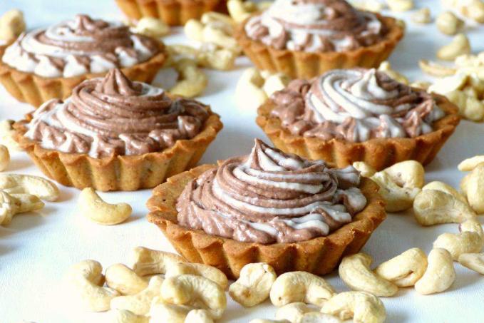 Cizrnové tartaletky s banánovo-kešu-kakao krémem