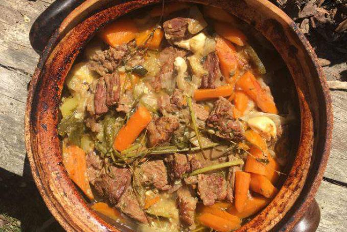 Hovězí Casserole v Keramickém Hrnci