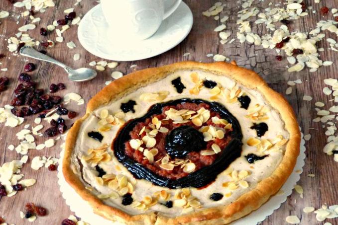 Kynutý koláč se šmakounem, hruškovými a švestkovými povidly