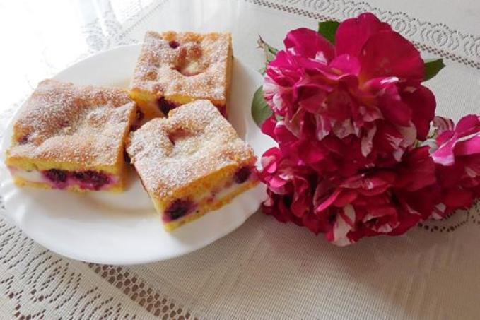 Třená bublanina s tvarohem