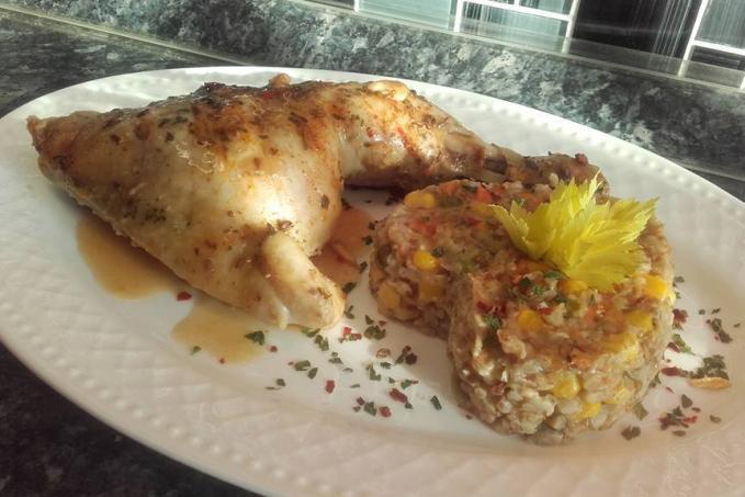 Kuře a bulgur se zeleninou a kokosovým mlékem.