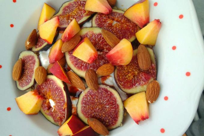 Vločková miska s jogurtem,  fíky a broskví