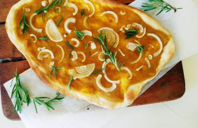 Dýňový flammkuchen s cibulí a rozmarýnem