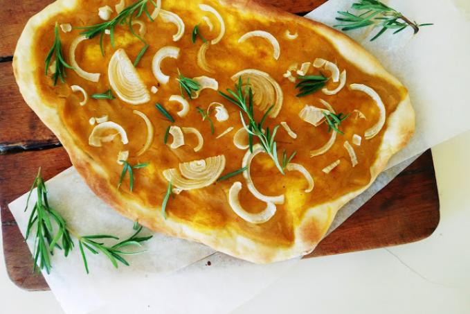 Dýňový flammkuchen s cibulí a rozmarýnem