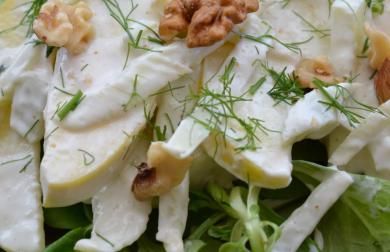 Fenyklový salát s dresinkem z kozího sýra