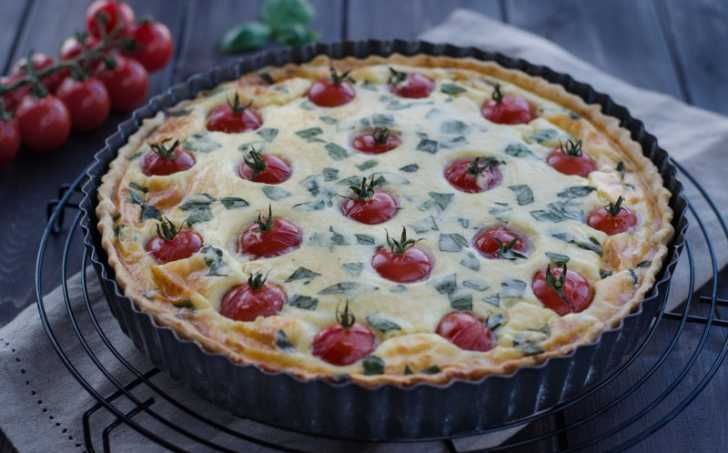 Quiche s cherry rajčátky, gruyèrem a mozzarellou