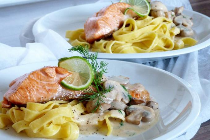 Losos s restovanými žampiony a smetanovým přelivem