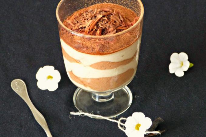 Vanilkový pohár s banánem a kakaovým práškem (univerzální – zmrzlina, krém)