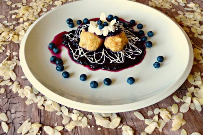 Jáhlovo-mandlové knedlíčky se Šmakounem, borůvkami, kokosovým mlékem v župánku z pražených mandlí