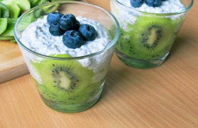 Chia puding s kiwi a borůvkami