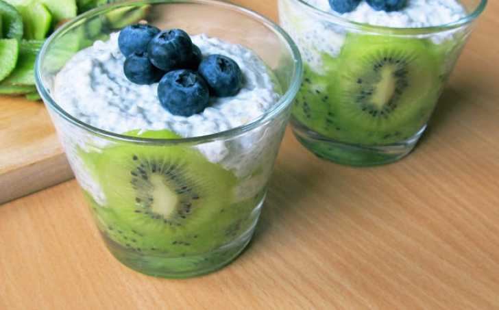 Chia puding s kiwi a borůvkami