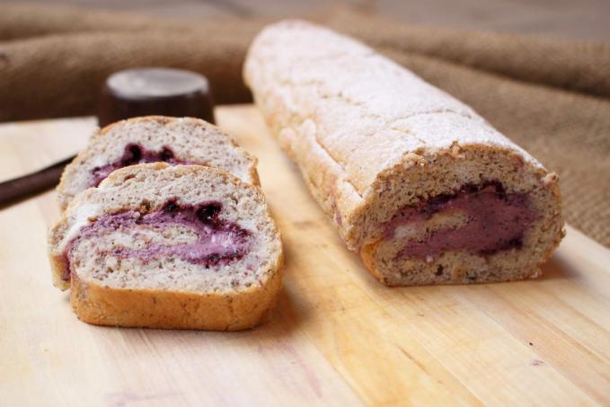 Pohanková roláda s borůvkovým tvarohem