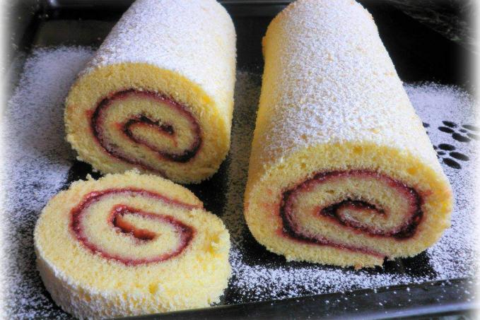 Roláda s malinovým džemem