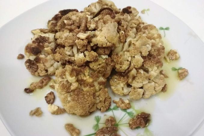 Pečený květák s ořechy a lanýžovým olejem.