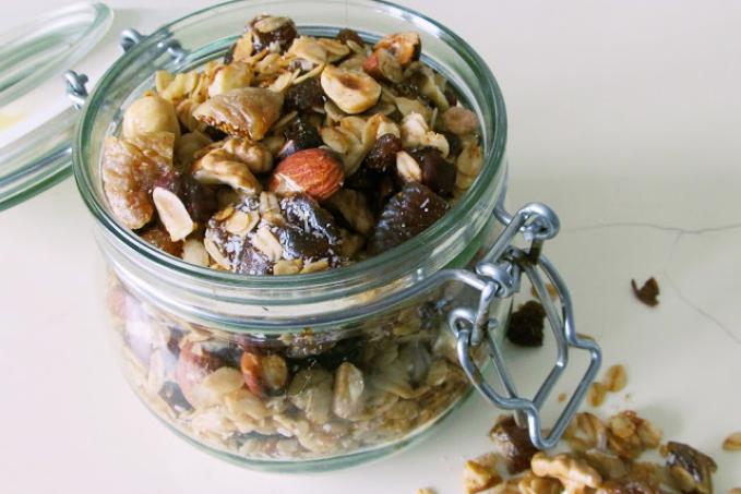 Granola s fíky a datlemi