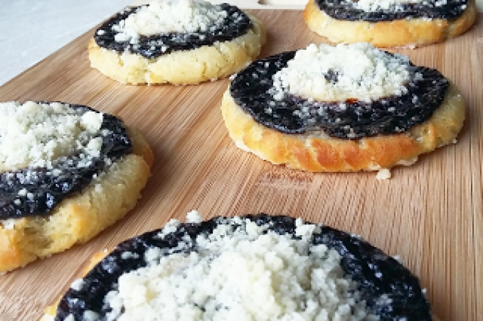 Koláče s tvarohem, mákem, povidly a drobenkou