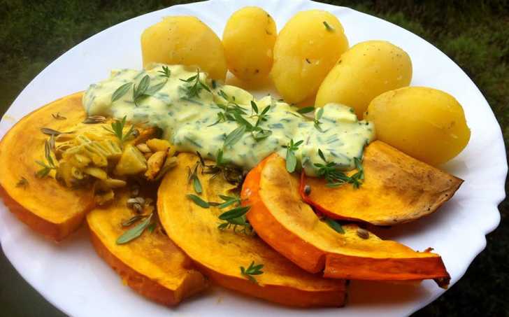 PEČENÁ DÝNĚ HOKAIDO S VAJEČNOU OMÁČKOU