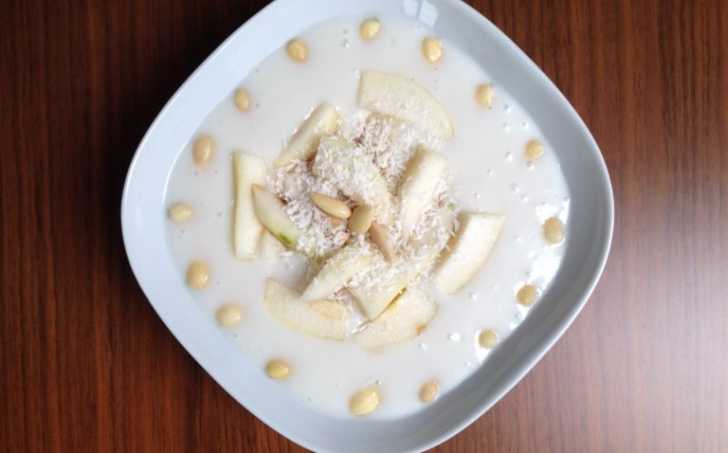 Kokosová kaše s hruškou a mandlemi