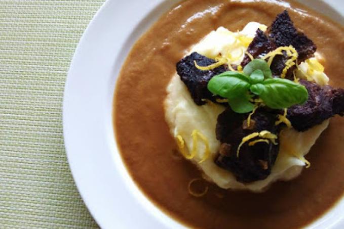 Hovězí líčka na černém pivě a zelenině s bramborovo-citronovou kaší